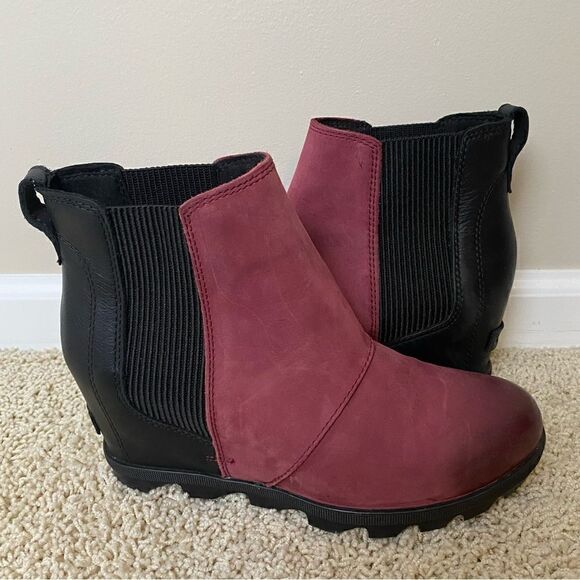 SOREL Joan Of Arctic Wedge Red Wine Black Chelsea Boots Size 8.5 waterproof - Picture 1 of 6